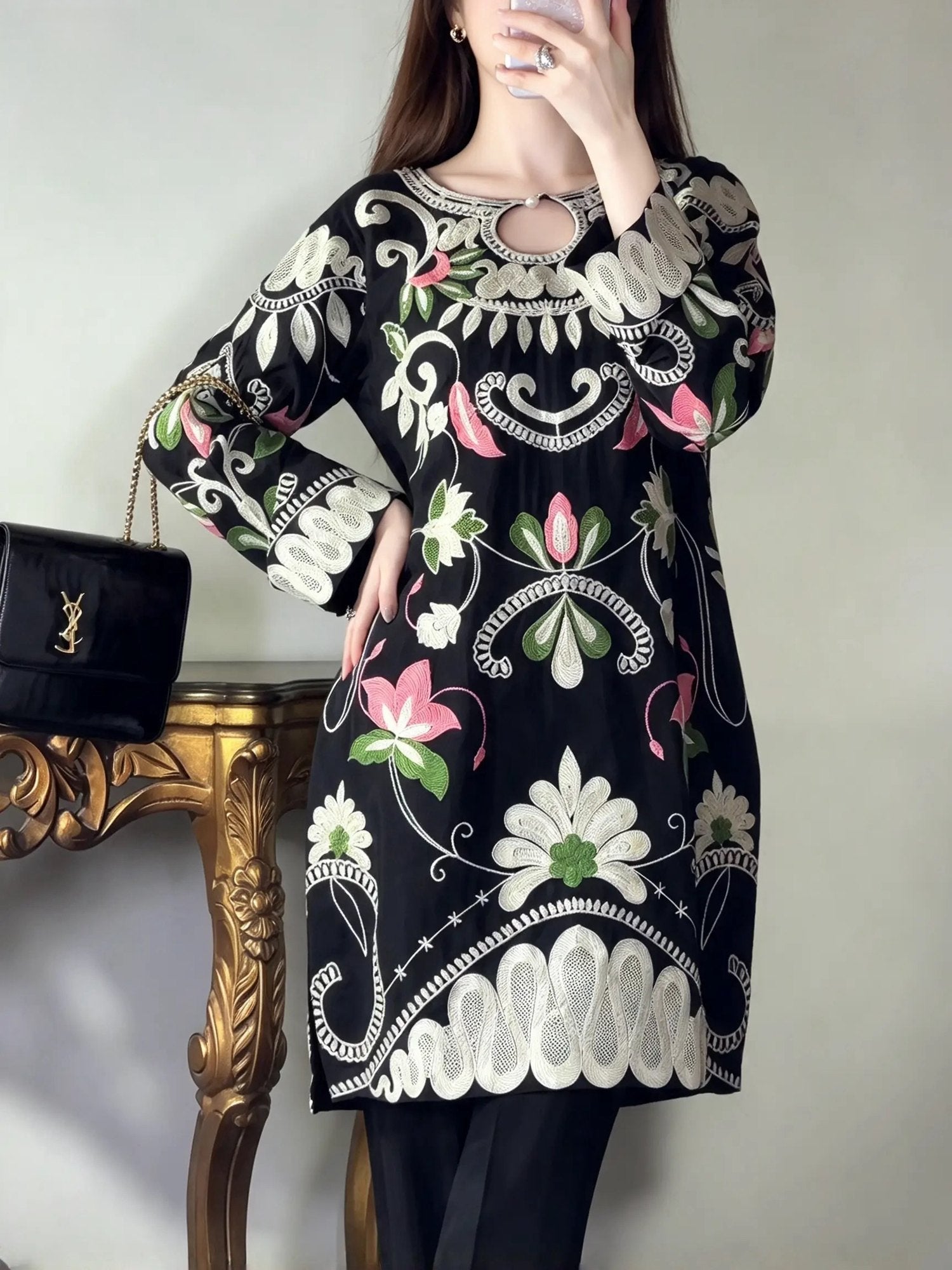 Areeba shirt thick-thread embroidery close-up